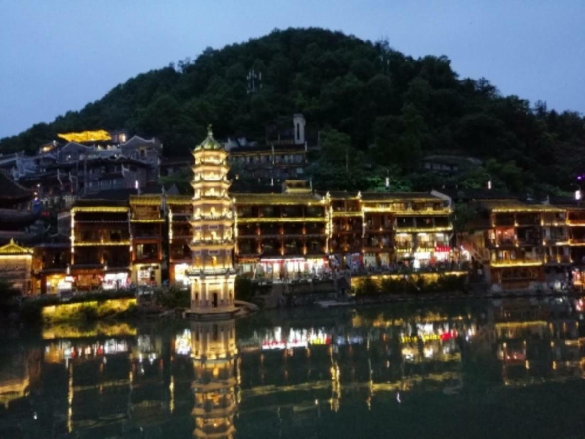 沱江缘民宿 Fenghuang Esterno foto