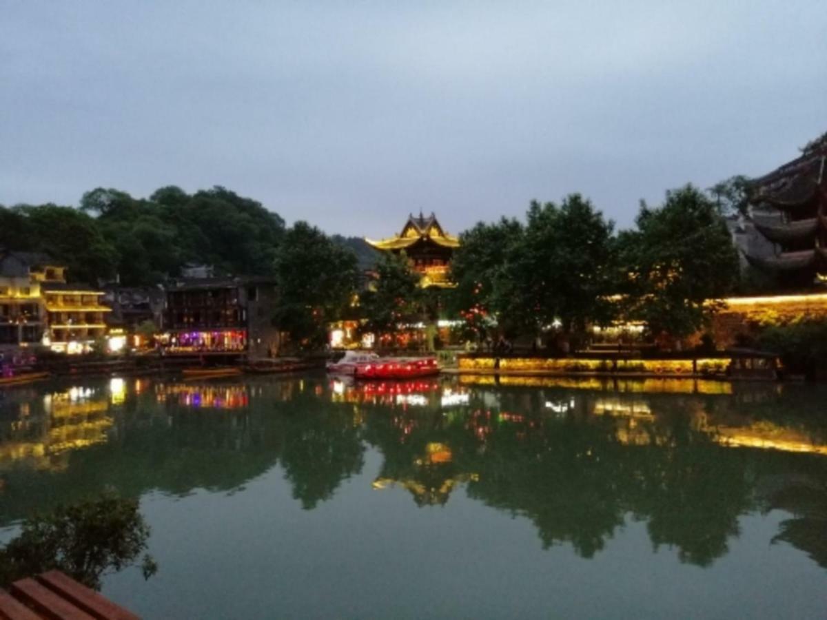 沱江缘民宿 Fenghuang Esterno foto
